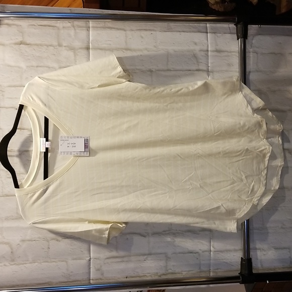 NWT-Lularoe Iris tee with high/low hemline - Picture 2 of 3